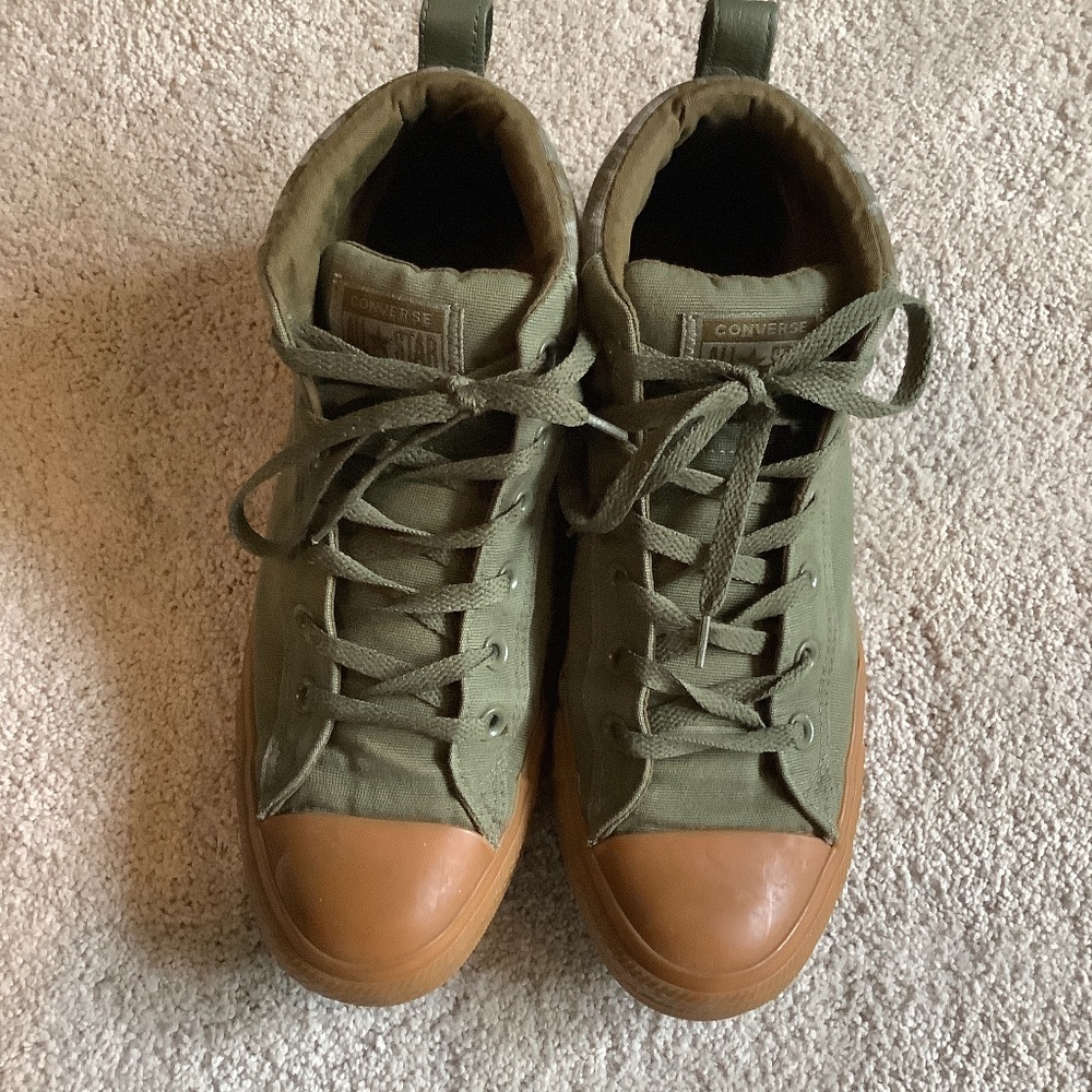 Converse hi~tops shoes size 9